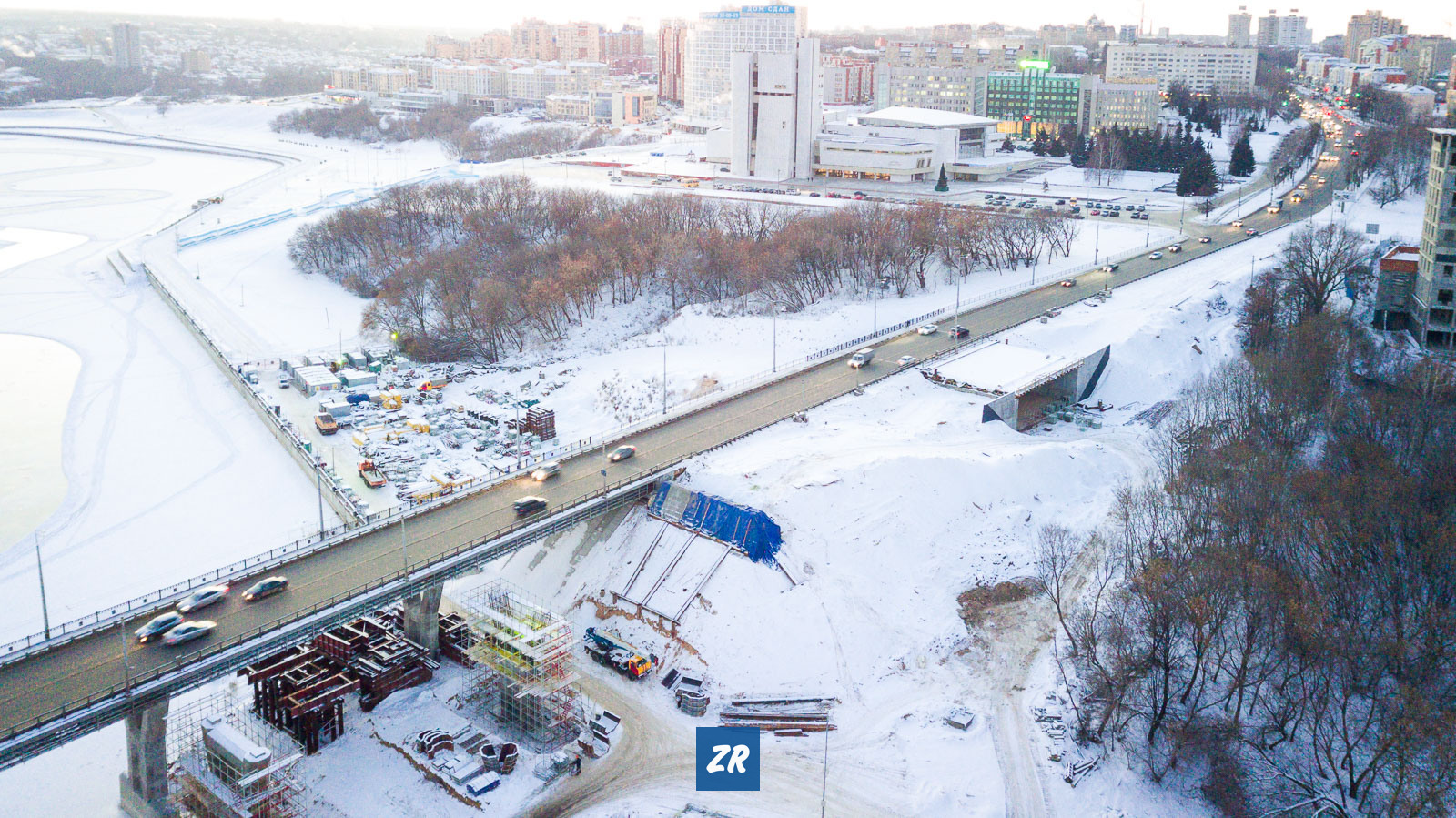 Под московским. Московский мост Чебоксары тоннель. Тоннель под московским мостом Чебоксары. Московский мост Чебоксары в новый год. Туннель в Чебоксарах.