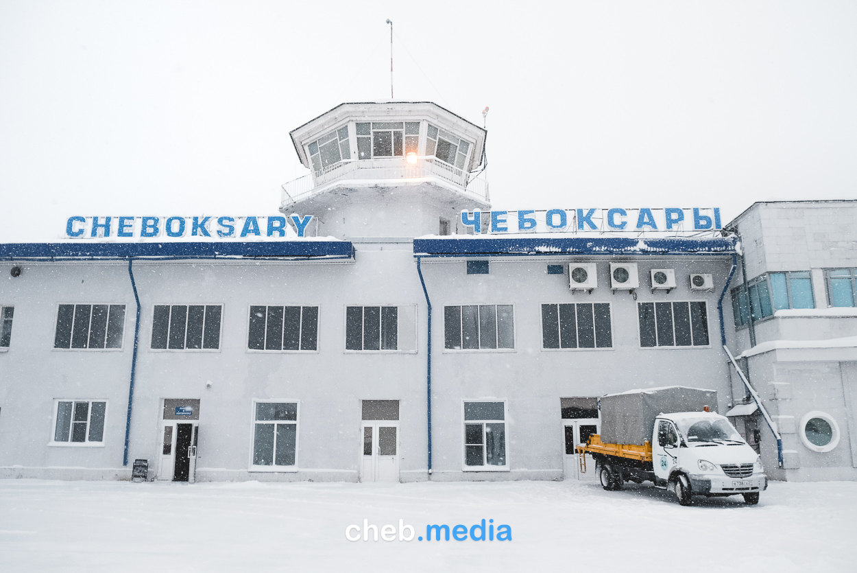 Чебоксары аэропорт автобусы. Аэропорт Чебоксары. Аэропорт Чебоксары внутри. Чебоксары аэропорт зал ожидания. Аэропорт Чебоксары фото.