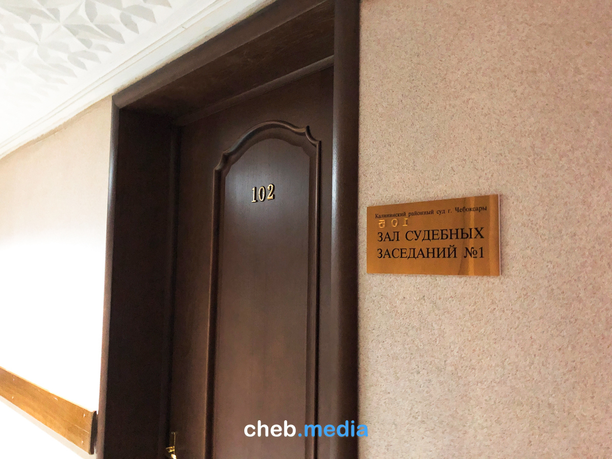 Сайт калининского районного суда чебоксары. Калининский районный суд Чебоксары. Двери в суде. Калининский районный суд Санкт-Петербурга.